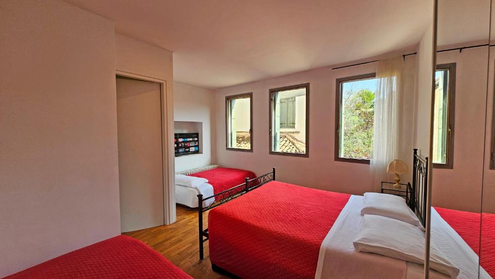 Studio Apartment with Private External Bathroom and Garden View