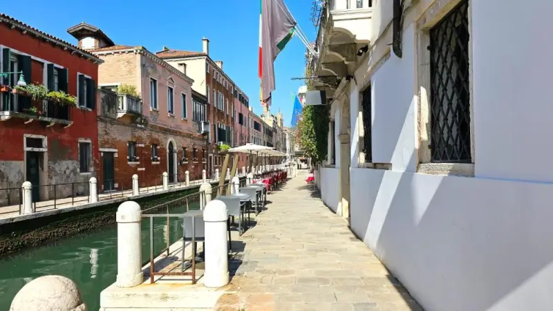 Deluxe Single Room with Canal View